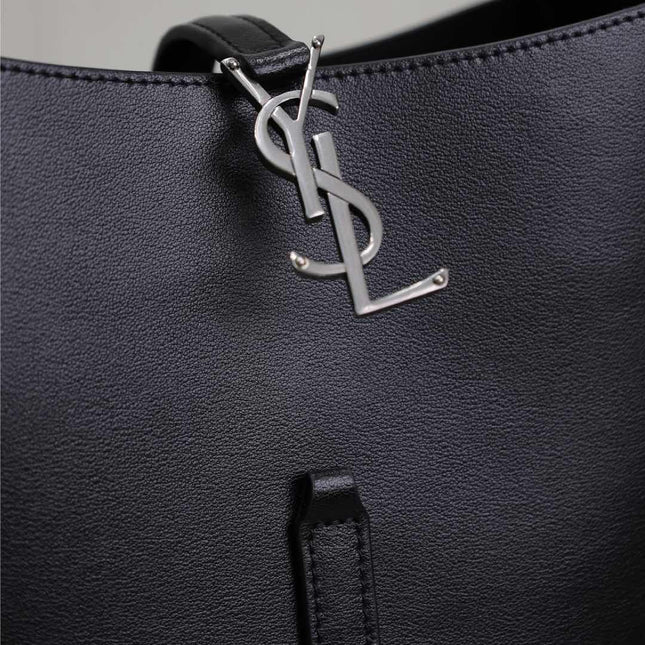 LE 5 À 7 SUPPLE BAG 23 IN BLACK CALFSKIN SILVER BUCKLE