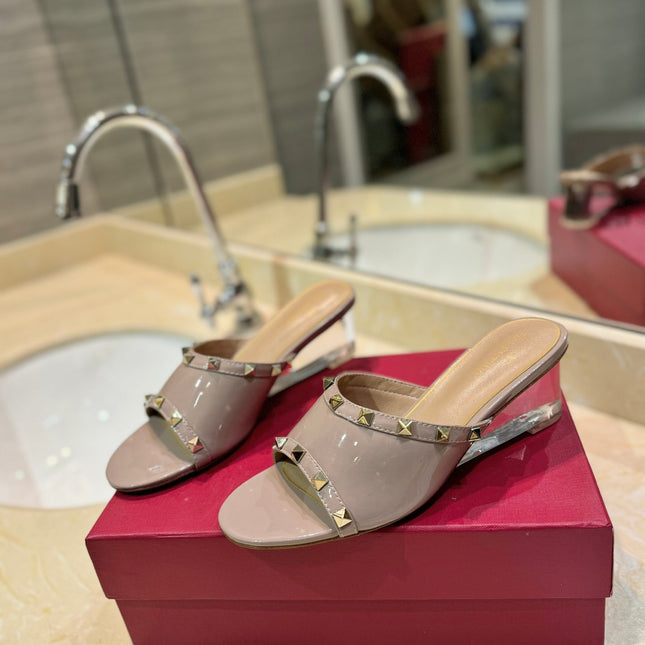 ROCKSTUD MULE SANDALS WITH TRANSPARENT HEEL IN CREPE PINK CALFSKIN