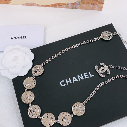 TWISTED CHAIN BELT WITH RHINESTONES AND LOGO PLATE IN SILVER TONE
