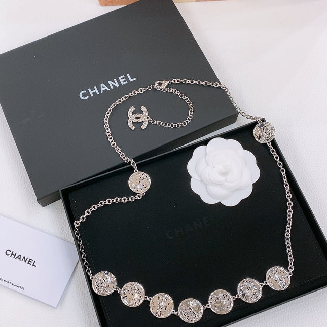 TWISTED CHAIN BELT WITH RHINESTONES AND LOGO PLATE IN SILVER TONE