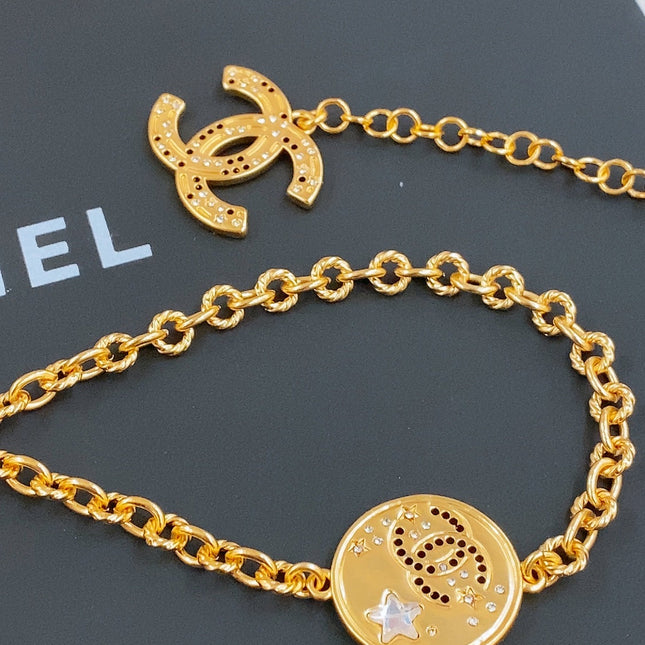 TWISTED CHAIN BELT WITH RHINESTONES AND LOGO PLATE IN GOLD TONE