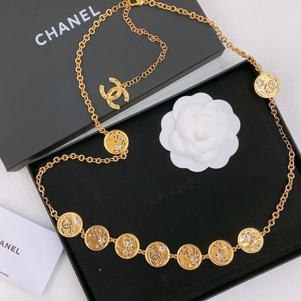 TWISTED CHAIN BELT WITH RHINESTONES AND LOGO PLATE IN GOLD TONE