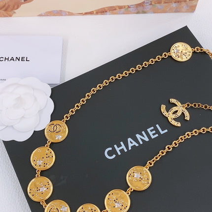 TWISTED CHAIN BELT WITH RHINESTONES AND LOGO PLATE IN GOLD TONE