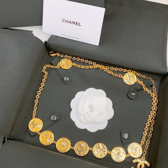TWISTED CHAIN BELT WITH RHINESTONES AND LOGO PLATE IN GOLD TONE