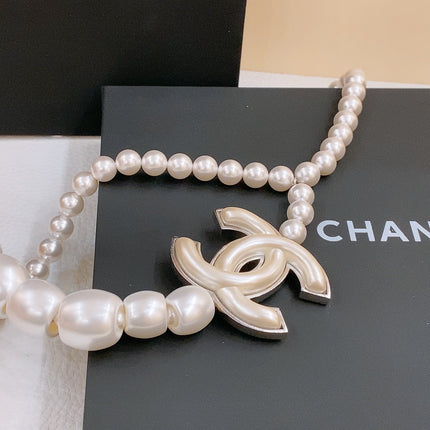 CHAIN BELT IN PEARL AND SILVER METAL