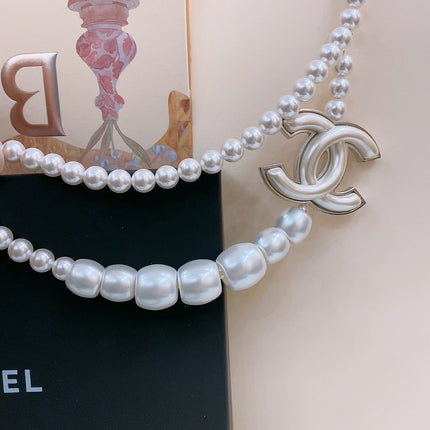 CHAIN BELT IN PEARL AND SILVER METAL