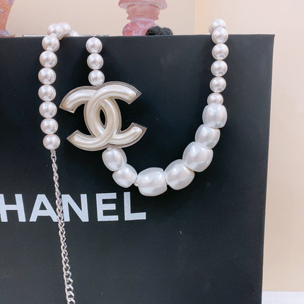 CHAIN BELT IN PEARL AND SILVER METAL