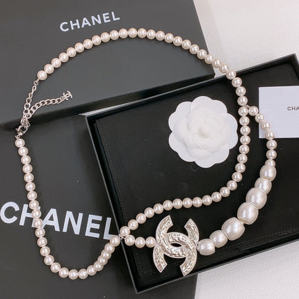 CHAIN BELT IN PEARL AND SILVER METAL