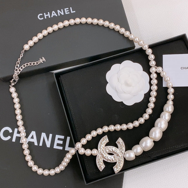 CHAIN BELT IN PEARL AND SILVER METAL