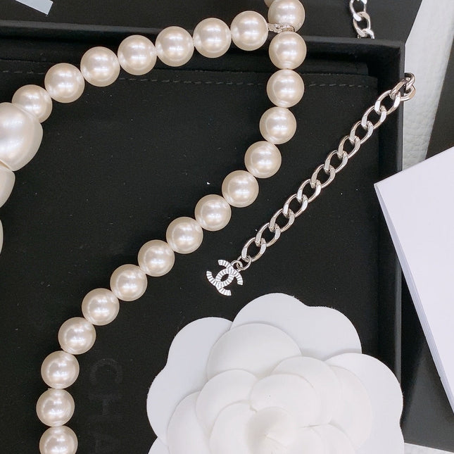 CHAIN BELT IN PEARL AND SILVER METAL