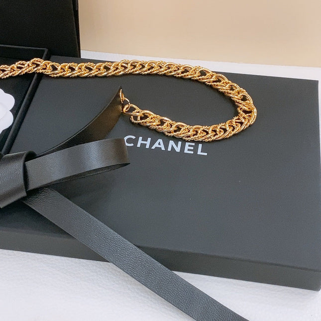 RIBBED BOW WAIST CHAIN IN GOLD TONE BRASS AND BLACK LAMBSKIN
