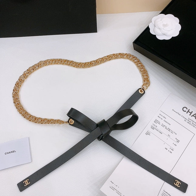 RIBBED BOW WAIST CHAIN IN GOLD TONE BRASS AND BLACK LAMBSKIN