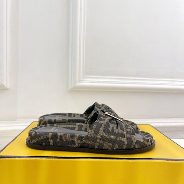 FENDI FLAT SLIPPER IN CEDAR BROWN MIX BLACK MONOGRAM JACQUARD FABRIC WITH GOLD HARDWARE