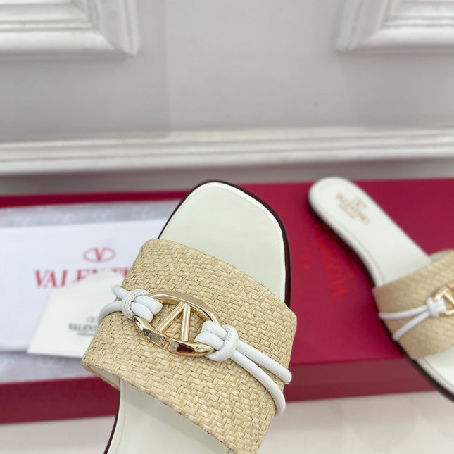 GARAVANI V LOGO SIGNATURE SLIDE IN BEIGE RAFFIA AND WHITE CALFSKIN