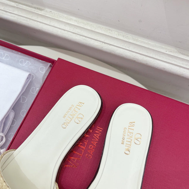 GARAVANI V LOGO SIGNATURE SLIDE IN BEIGE RAFFIA AND WHITE CALFSKIN