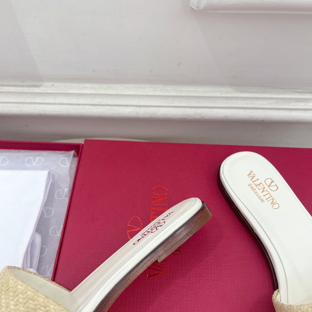 GARAVANI V LOGO SIGNATURE SLIDE IN BEIGE RAFFIA AND WHITE CALFSKIN