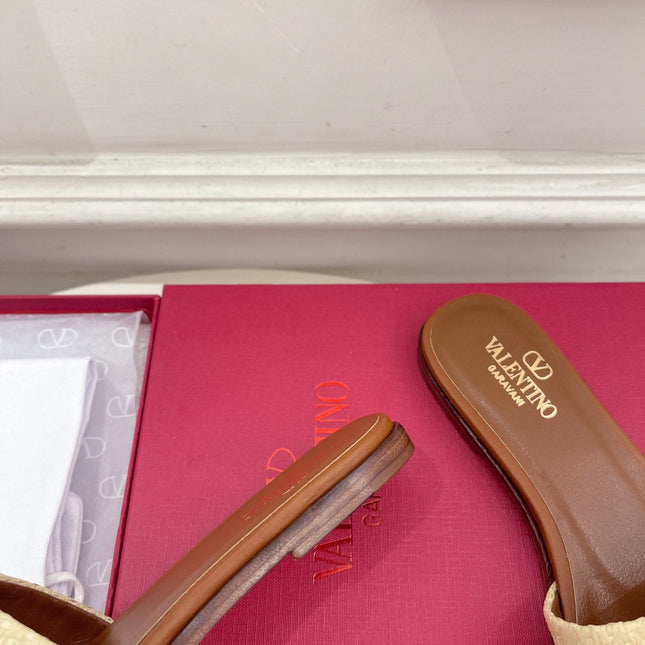 GARAVANI V LOGO SIGNATURE SLIDE IN BEIGE RAFFIA AND BROWN CALFSKIN