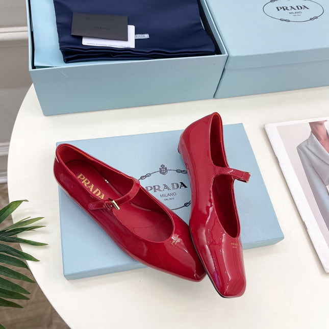 MARY JANE FLATS SQUARE TOE IN CRIMSON RED PATENT SHEEPSKIN