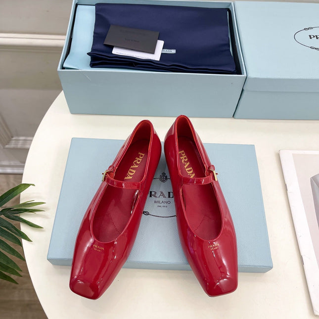 MARY JANE FLATS SQUARE TOE IN CRIMSON RED PATENT SHEEPSKIN