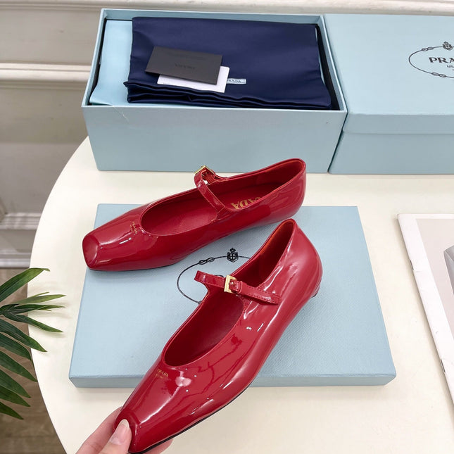 MARY JANE FLATS SQUARE TOE IN CRIMSON RED PATENT SHEEPSKIN