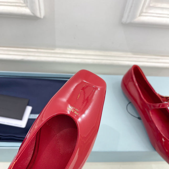 MARY JANE FLATS SQUARE TOE IN CRIMSON RED PATENT SHEEPSKIN