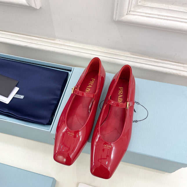 MARY JANE FLATS SQUARE TOE IN CRIMSON RED PATENT SHEEPSKIN
