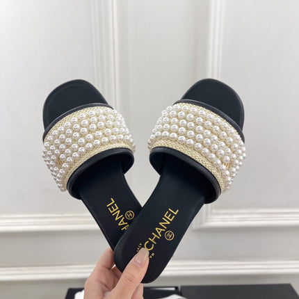 FLAT SLIDE IN BLACK CALFSKIN WITH PEARLS