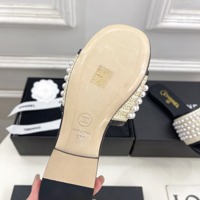 FLAT SLIDE IN BLACK CALFSKIN WITH PEARLS