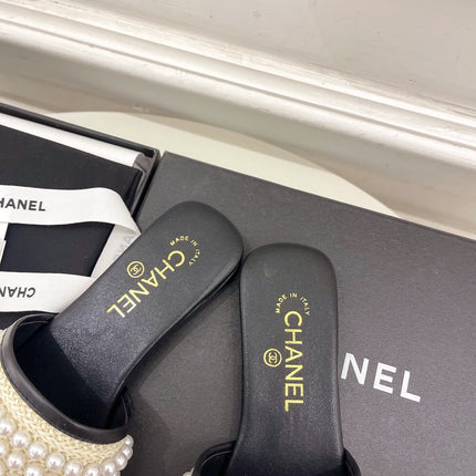 FLAT SLIDE IN BLACK CALFSKIN WITH PEARLS