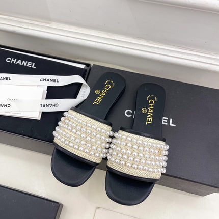 FLAT SLIDE IN BLACK CALFSKIN WITH PEARLS