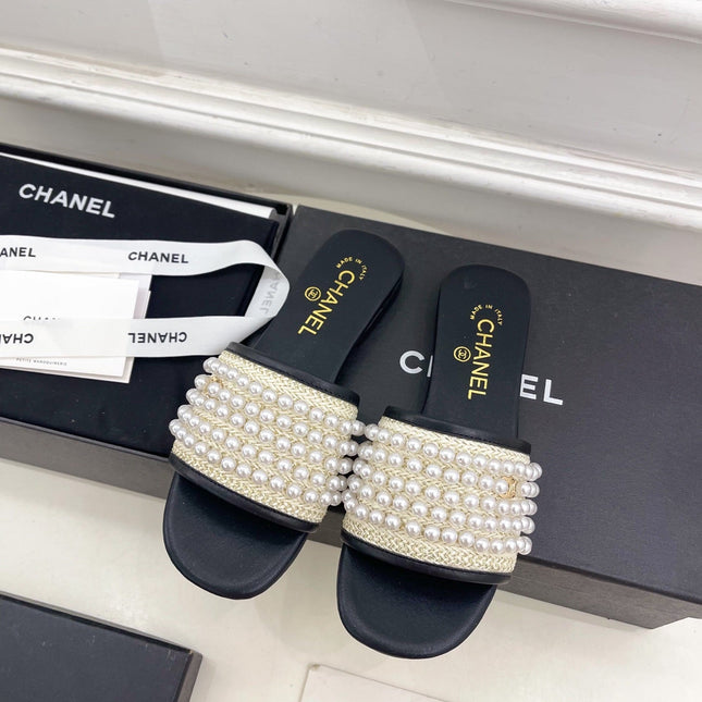 FLAT SLIDE IN BLACK CALFSKIN WITH PEARLS