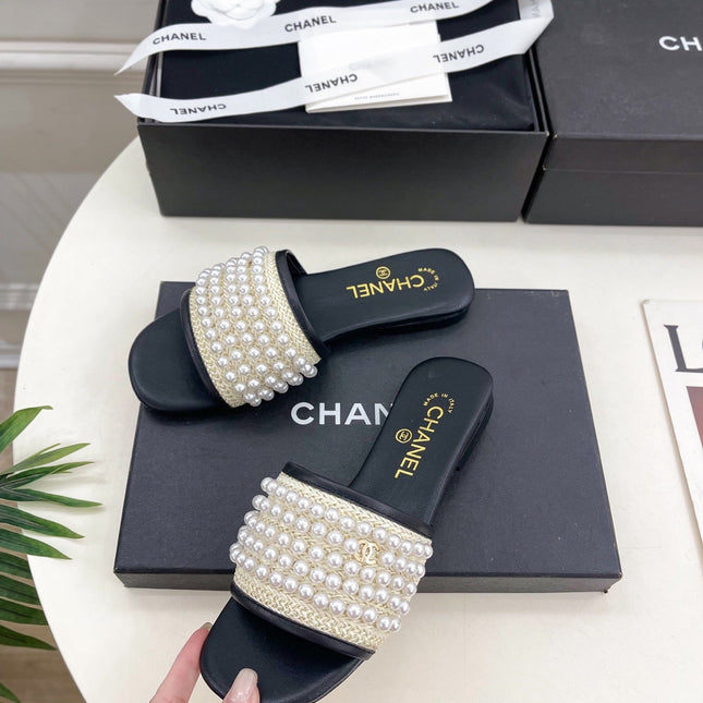 FLAT SLIDE IN BLACK CALFSKIN WITH PEARLS