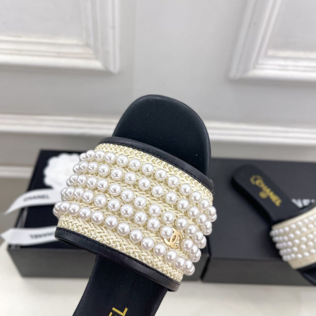 FLAT SLIDE IN BLACK CALFSKIN WITH PEARLS
