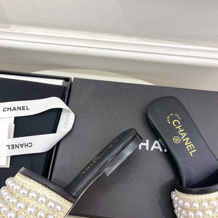 FLAT SLIDE IN BLACK CALFSKIN WITH PEARLS