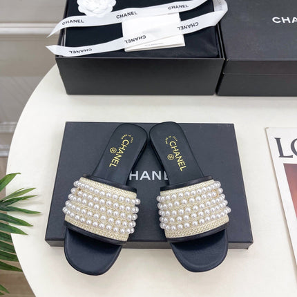 FLAT SLIDE IN BLACK CALFSKIN WITH PEARLS