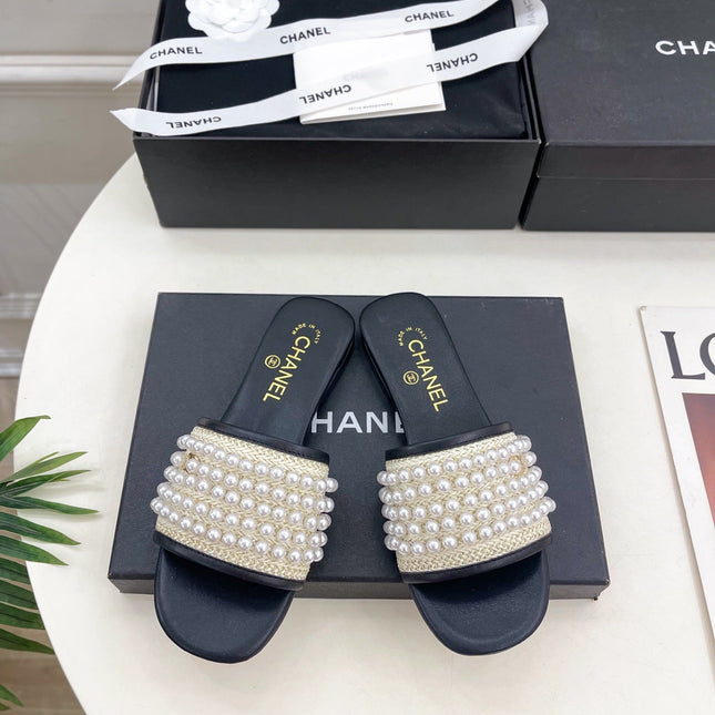 FLAT SLIDE IN BLACK CALFSKIN WITH PEARLS