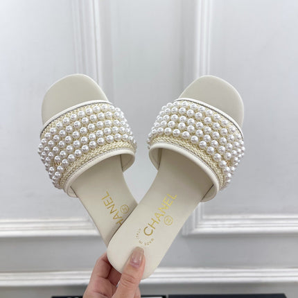 FLAT SLIDE IN WHITE CALFSKIN WITH PEARLS