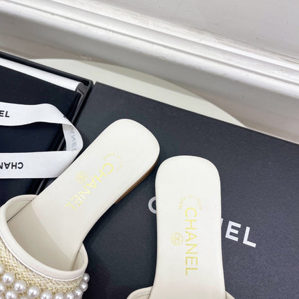 FLAT SLIDE IN WHITE CALFSKIN WITH PEARLS