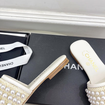 FLAT SLIDE IN WHITE CALFSKIN WITH PEARLS