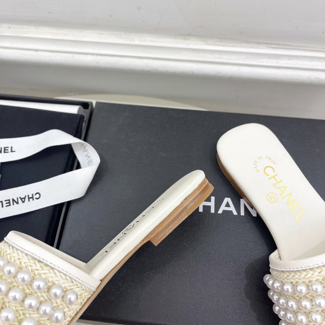 FLAT SLIDE IN WHITE CALFSKIN WITH PEARLS