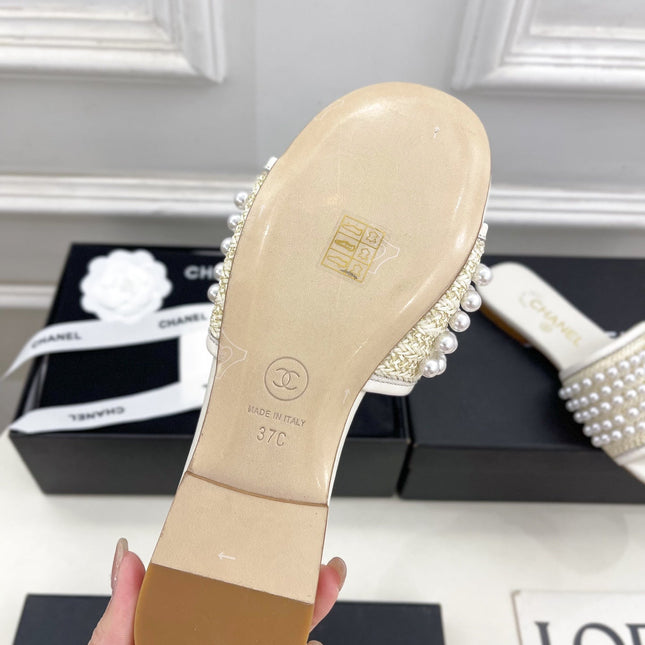 FLAT SLIDE IN WHITE CALFSKIN WITH PEARLS