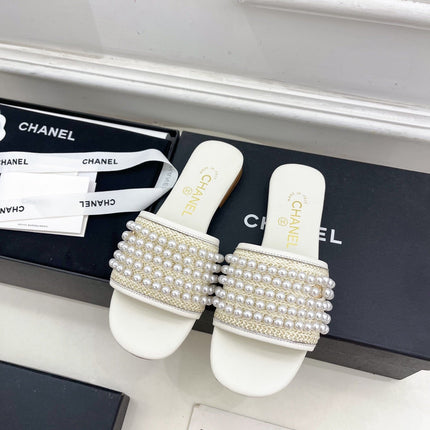 FLAT SLIDE IN WHITE CALFSKIN WITH PEARLS