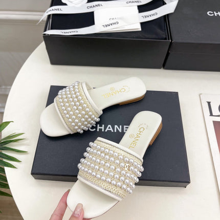 FLAT SLIDE IN WHITE CALFSKIN WITH PEARLS