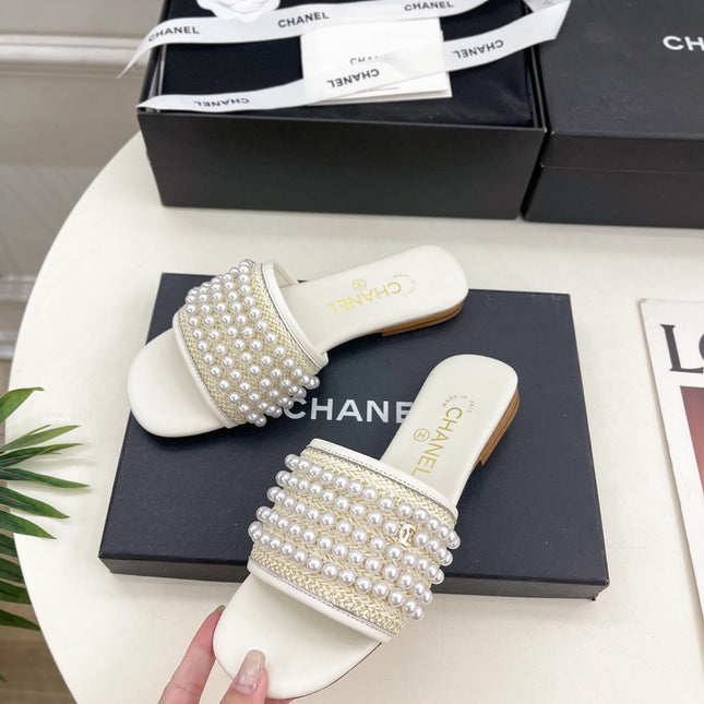 FLAT SLIDE IN WHITE CALFSKIN WITH PEARLS