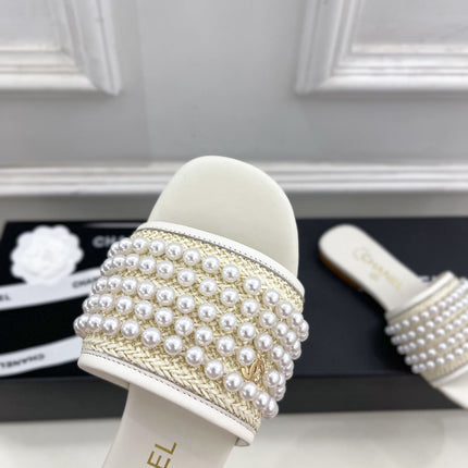 FLAT SLIDE IN WHITE CALFSKIN WITH PEARLS