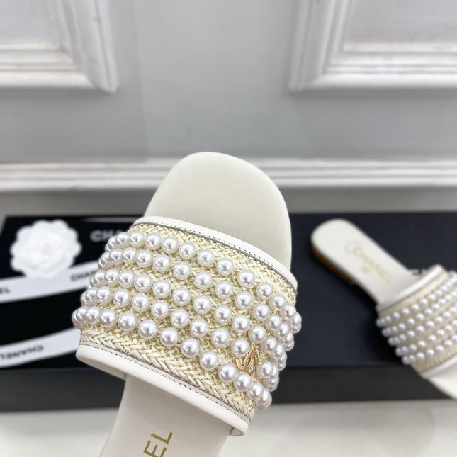 FLAT SLIDE IN WHITE CALFSKIN WITH PEARLS