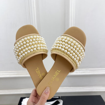 FLAT SLIDE IN FLAX YELLOW CALFSKIN WITH PEARLS