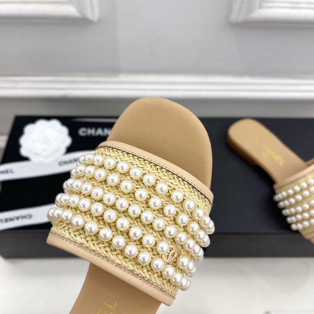 FLAT SLIDE IN FLAX YELLOW CALFSKIN WITH PEARLS