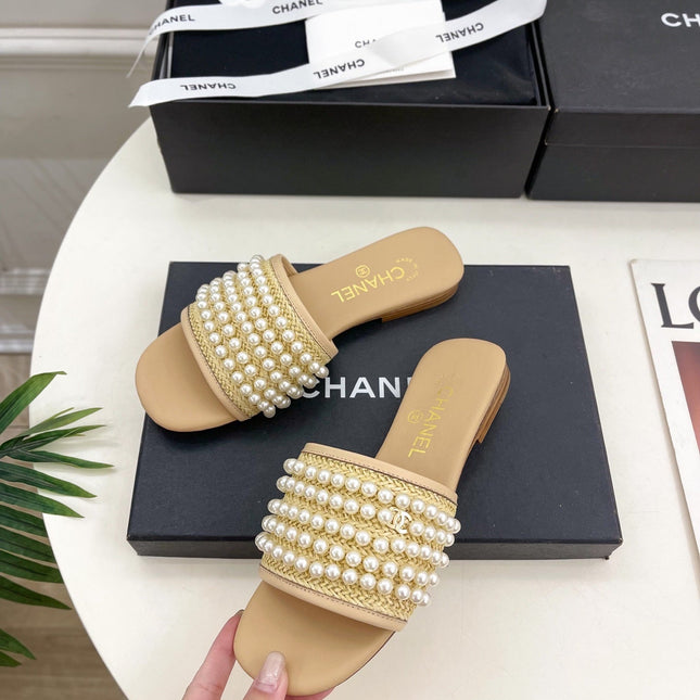 FLAT SLIDE IN FLAX YELLOW CALFSKIN WITH PEARLS