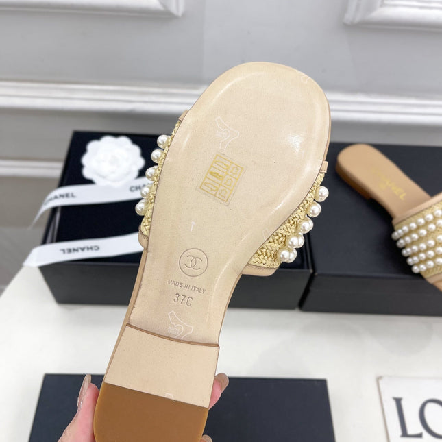 FLAT SLIDE IN FLAX YELLOW CALFSKIN WITH PEARLS